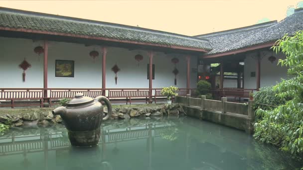 Чайные поля и чайный домик Ханчжоу — стоковое видео